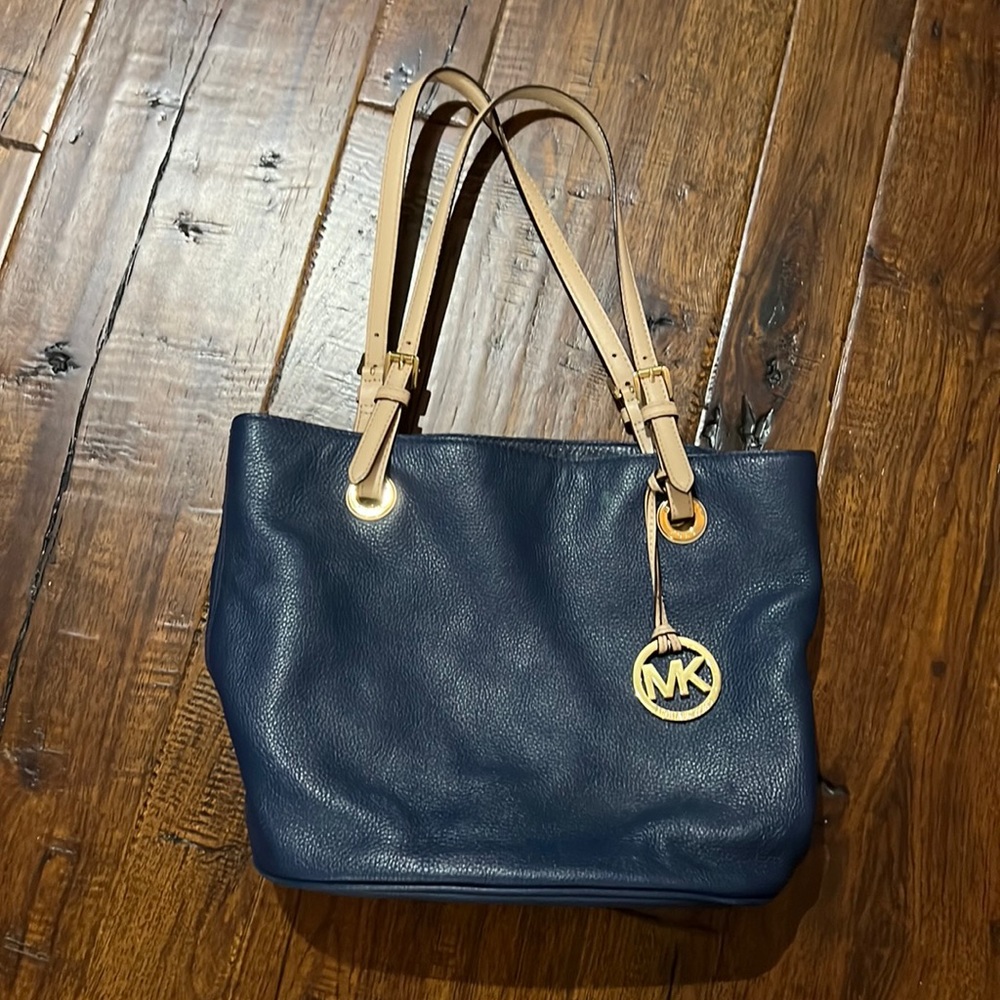 Micheal lord navy purse in great condition.